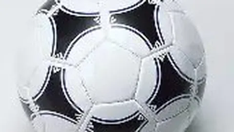 迪丽热巴现身三里屯，憔悴状态引关注，与精修图形成鲜明对比